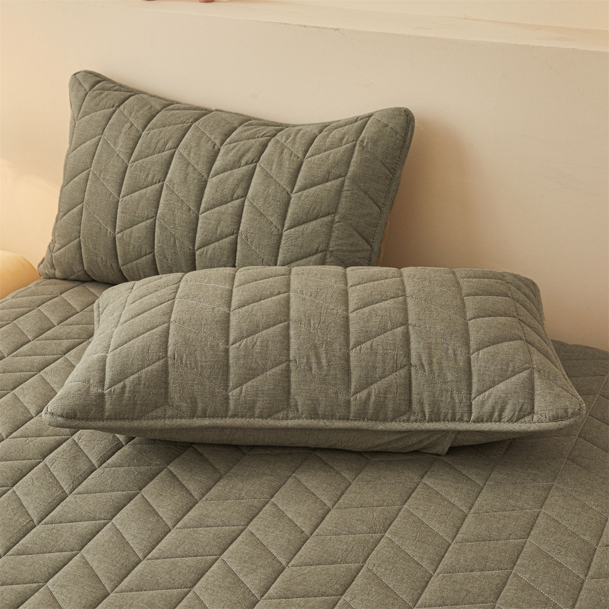 91家纺网 家纺一手货源 找家纺 优眠坊 2025新品全棉色织水洗棉纯棉夹棉抗菌绗缝床笠-幻格系列 幻格-墨绿