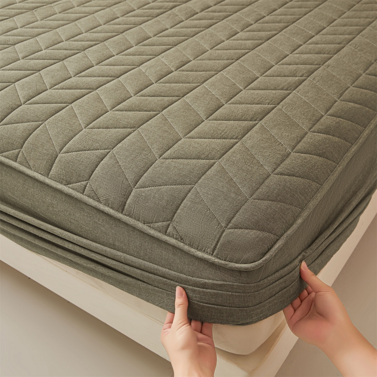 91家纺网 家纺一手货源 找家纺 优眠坊 2025新品全棉色织水洗棉纯棉夹棉抗菌绗缝床笠-幻格系列 幻格-墨绿