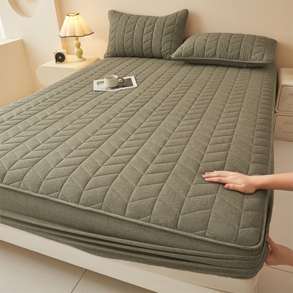 91家纺网 家纺一手货源 找家纺 优眠坊 2025新品全棉色织水洗棉纯棉夹棉抗菌绗缝床笠-幻格系列 幻格-墨绿