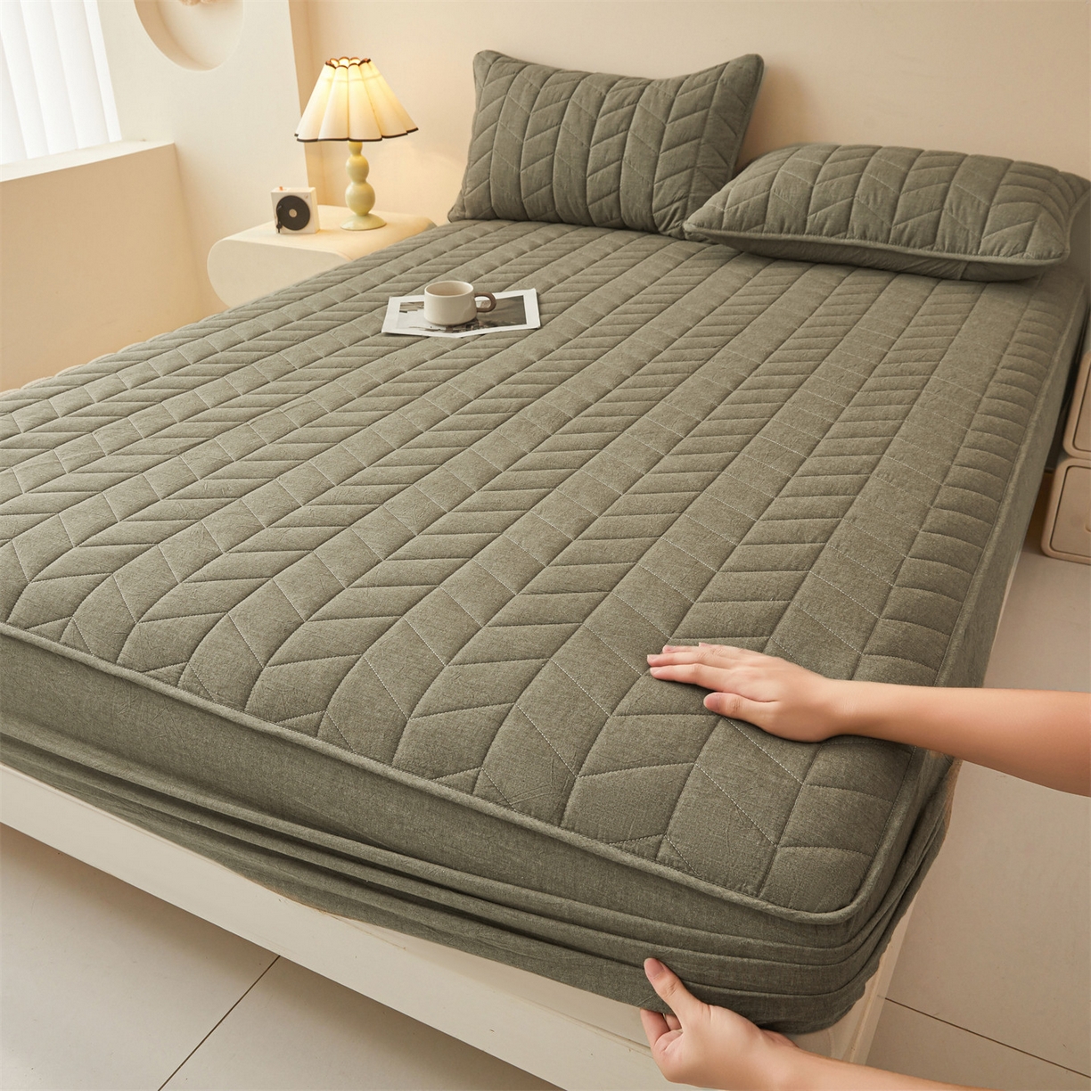 91家纺网 家纺一手货源 找家纺 优眠坊 2025新品全棉色织水洗棉纯棉夹棉抗菌绗缝床笠-幻格系列 幻格-墨绿