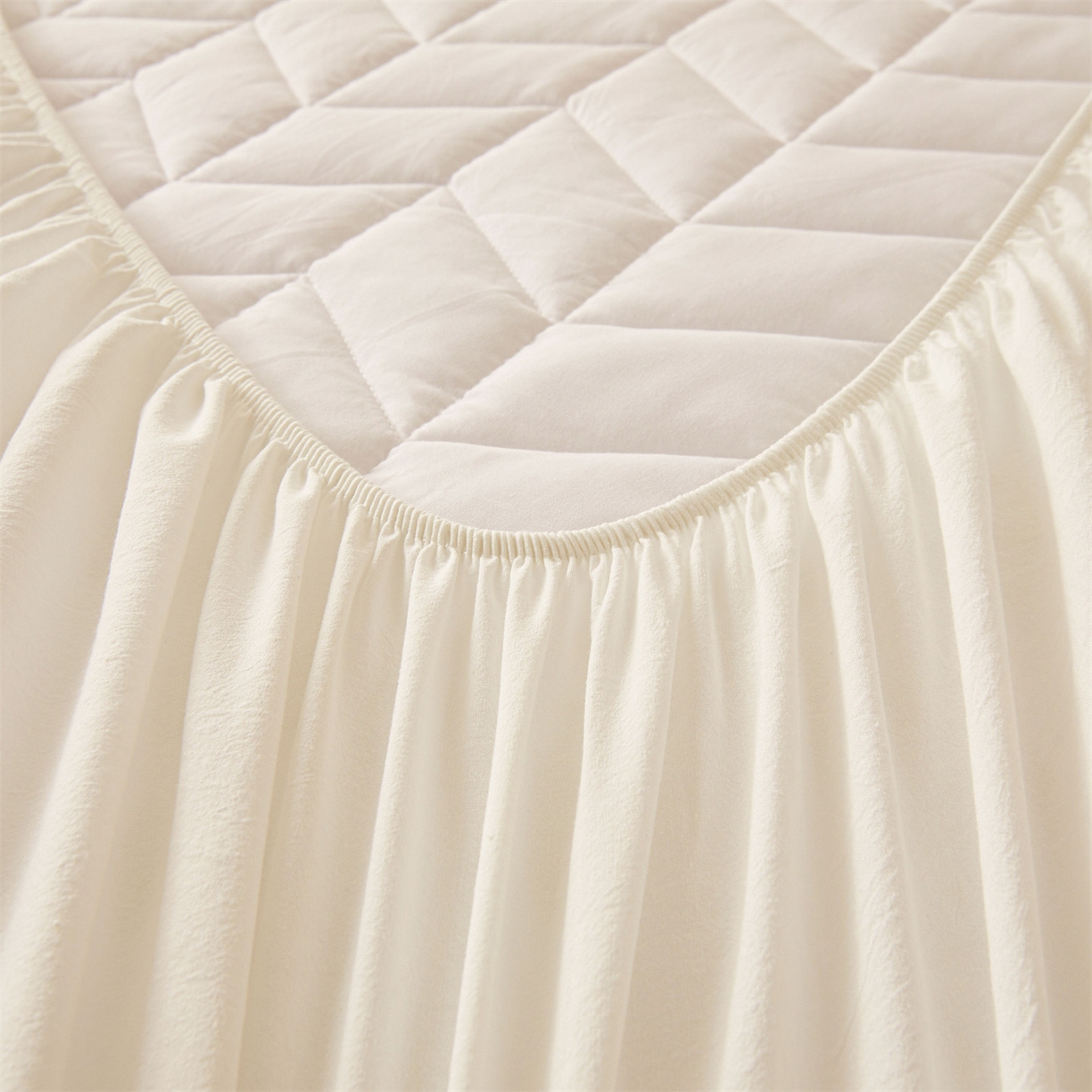 91家纺网 家纺一手货源 找家纺 优眠坊 2025新品全棉色织水洗棉纯棉夹棉抗菌绗缝床笠-幻格系列 幻格-奶昔白