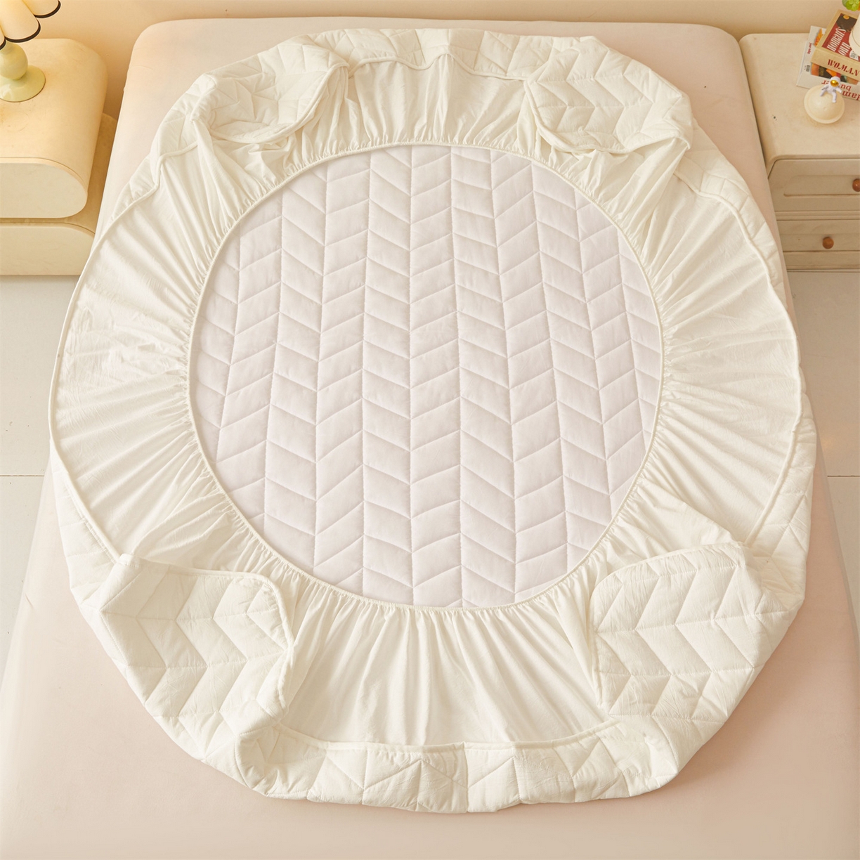 91家纺网 家纺一手货源 找家纺 优眠坊 2025新品全棉色织水洗棉纯棉夹棉抗菌绗缝床笠-幻格系列 幻格-奶昔白