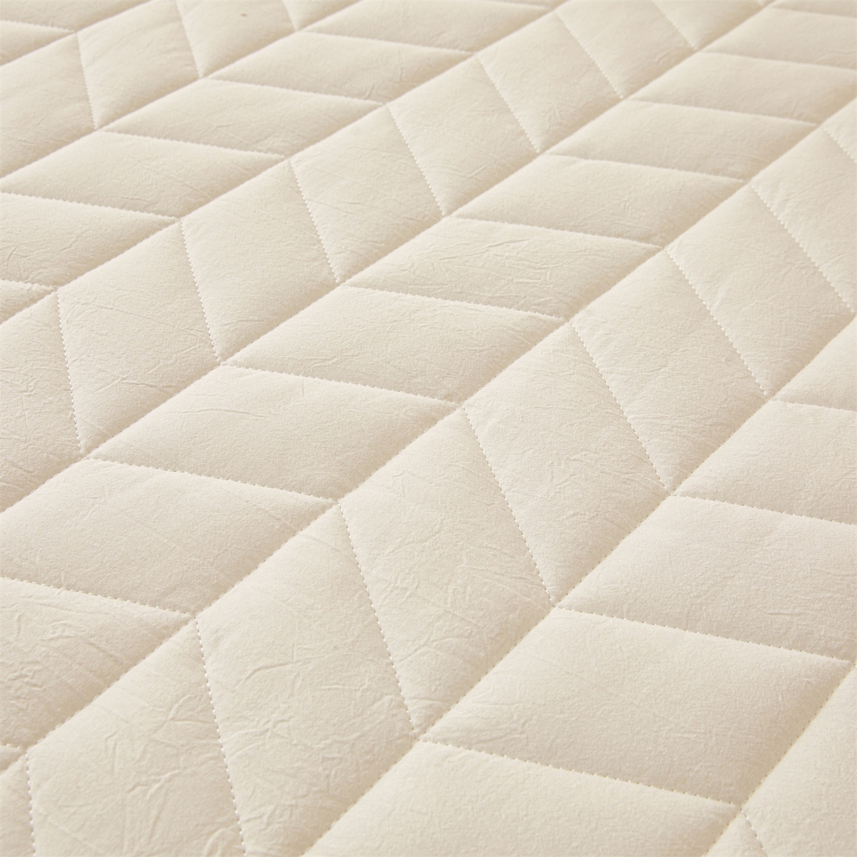 91家纺网 家纺一手货源 找家纺 优眠坊 2025新品全棉色织水洗棉纯棉夹棉抗菌绗缝床笠-幻格系列 幻格-奶昔白