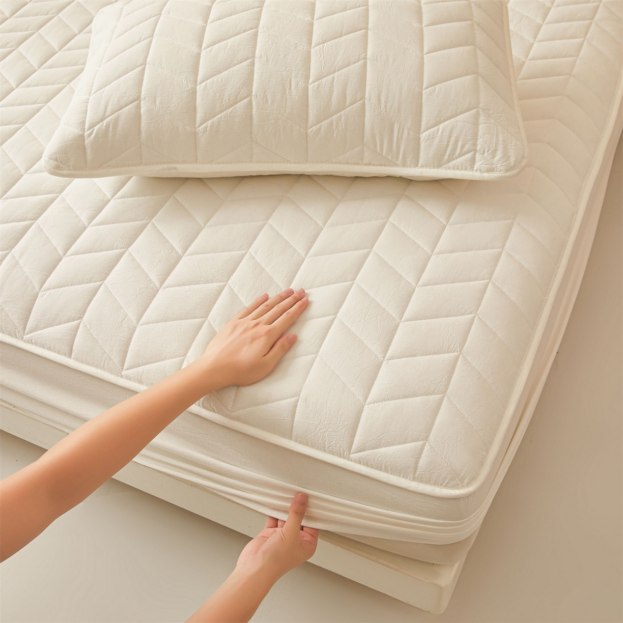 91家纺网 家纺一手货源 找家纺 优眠坊 2025新品全棉色织水洗棉纯棉夹棉抗菌绗缝床笠-幻格系列 幻格-奶昔白