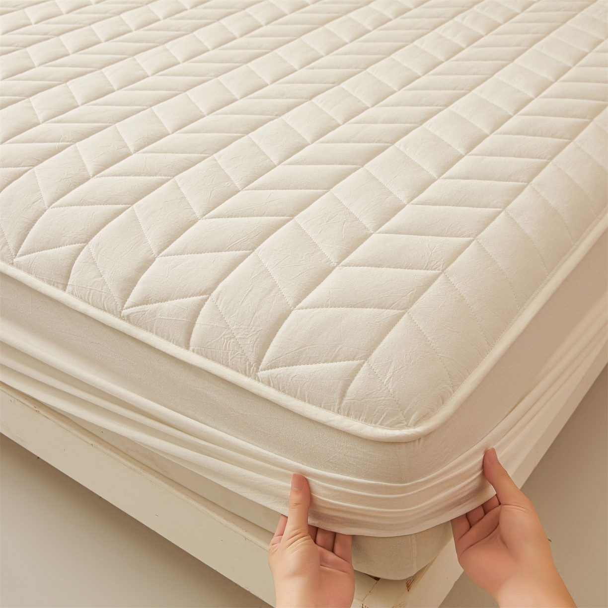 91家纺网 家纺一手货源 找家纺 优眠坊 2025新品全棉色织水洗棉纯棉夹棉抗菌绗缝床笠-幻格系列 幻格-奶昔白