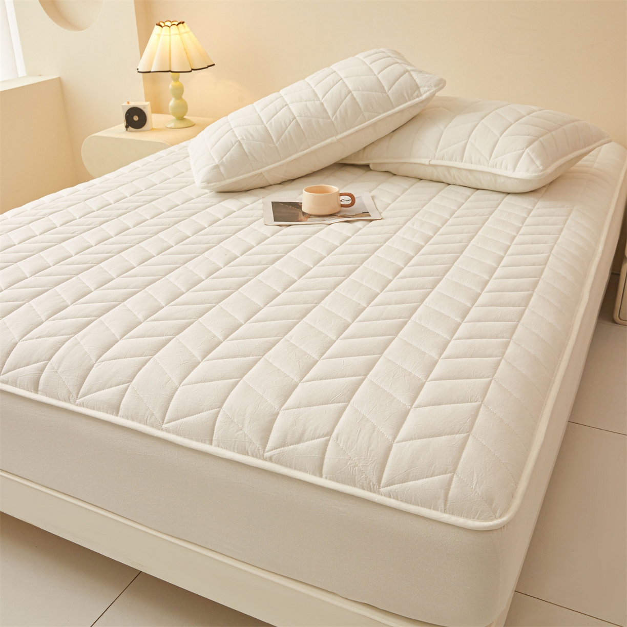 91家纺网 家纺一手货源 找家纺 优眠坊 2025新品全棉色织水洗棉纯棉夹棉抗菌绗缝床笠-幻格系列 幻格-奶昔白