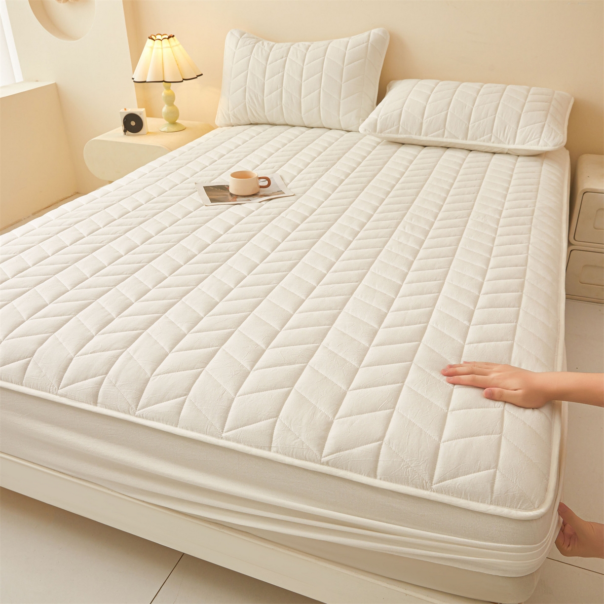 91家纺网 家纺一手货源 找家纺 优眠坊 2025新品全棉色织水洗棉纯棉夹棉抗菌绗缝床笠-幻格系列 幻格-奶昔白