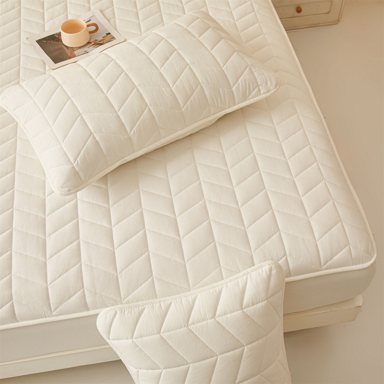 91家纺网 家纺一手货源 找家纺 优眠坊 2025新品全棉色织水洗棉纯棉夹棉抗菌绗缝床笠-幻格系列 幻格-奶昔白