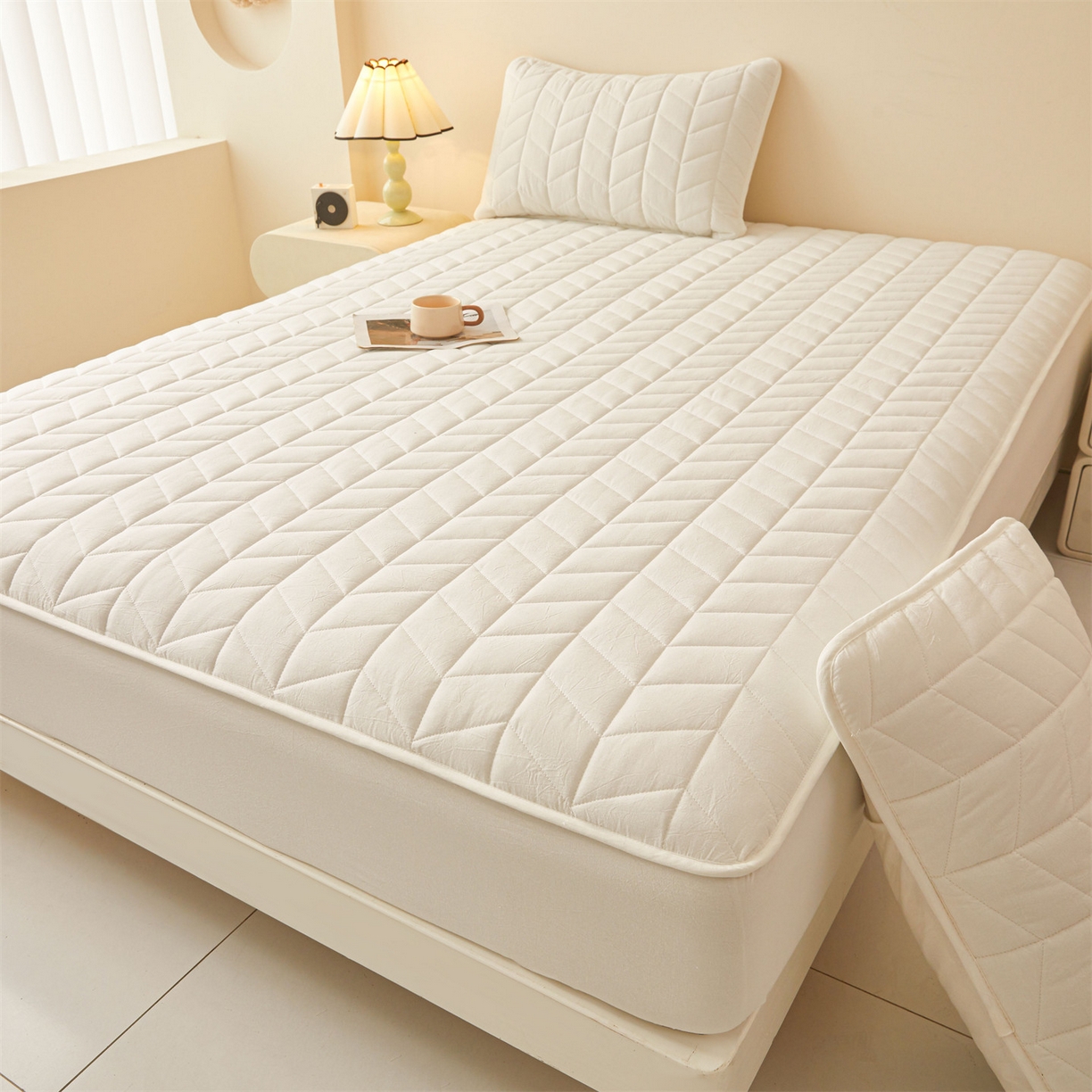 91家纺网 家纺一手货源 找家纺 优眠坊 2025新品全棉色织水洗棉纯棉夹棉抗菌绗缝床笠-幻格系列 幻格-奶昔白