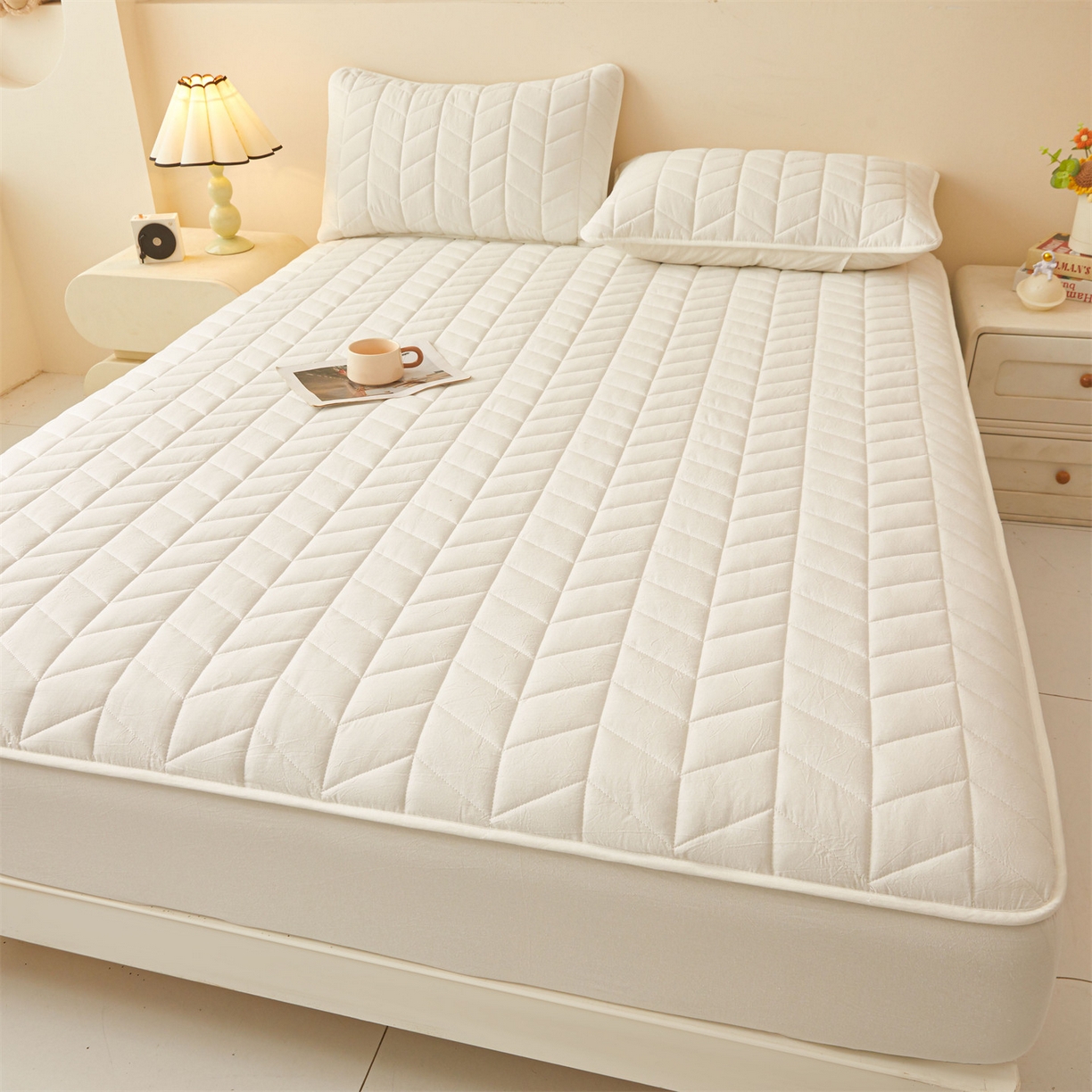 91家纺网 家纺一手货源 找家纺 优眠坊 2025新品全棉色织水洗棉纯棉夹棉抗菌绗缝床笠-幻格系列 幻格-奶昔白