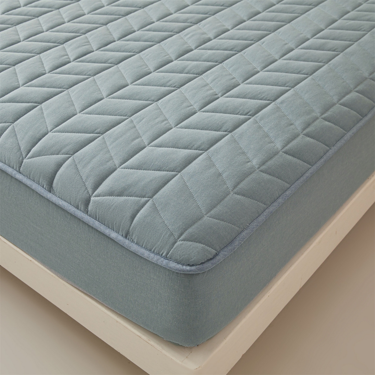 91家纺网 家纺一手货源 找家纺 优眠坊 2025新品全棉色织水洗棉纯棉夹棉抗菌绗缝床笠-幻格系列 幻格-雾霾蓝