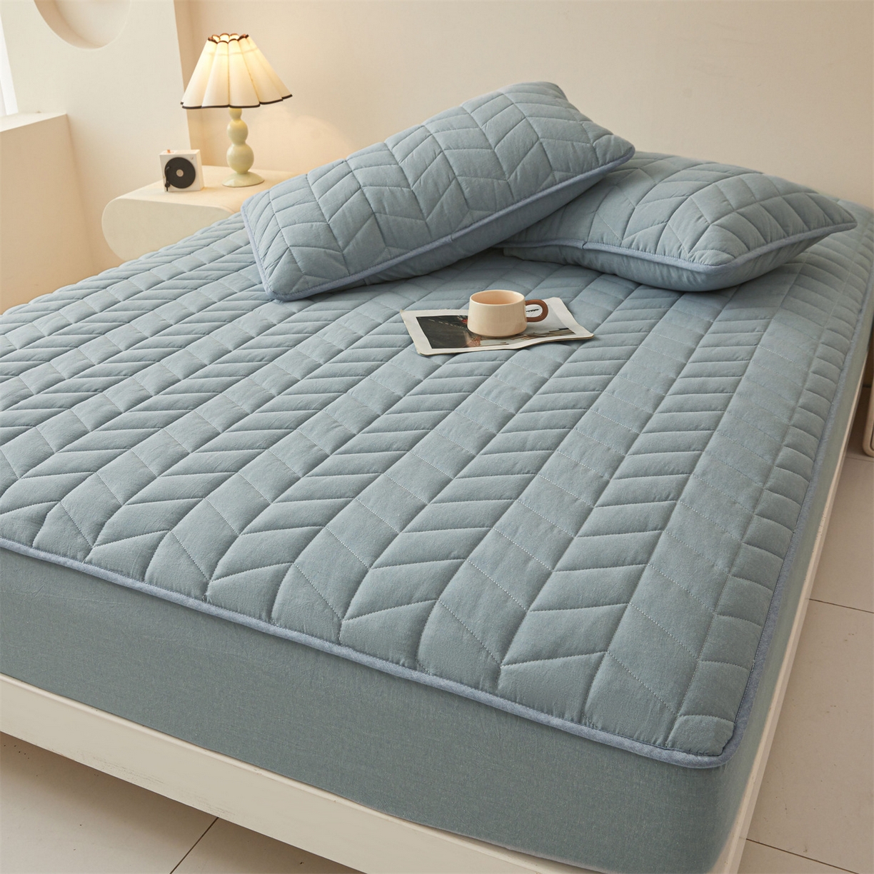 91家纺网 家纺一手货源 找家纺 优眠坊 2025新品全棉色织水洗棉纯棉夹棉抗菌绗缝床笠-幻格系列 幻格-雾霾蓝