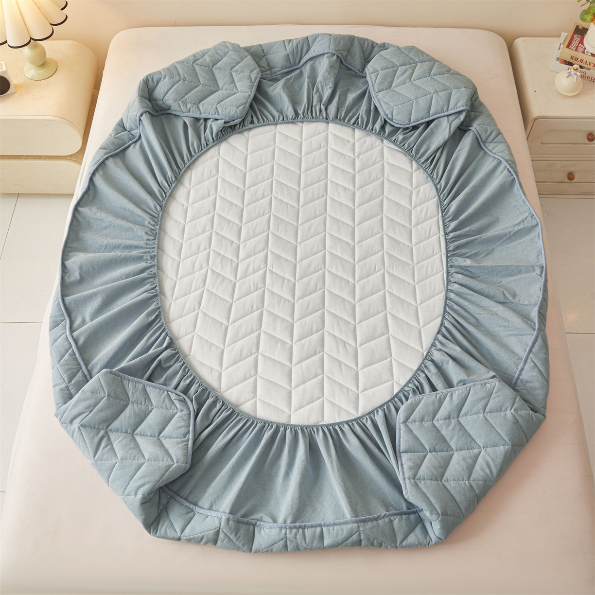 91家纺网 家纺一手货源 找家纺 优眠坊 2025新品全棉色织水洗棉纯棉夹棉抗菌绗缝床笠-幻格系列 幻格-雾霾蓝