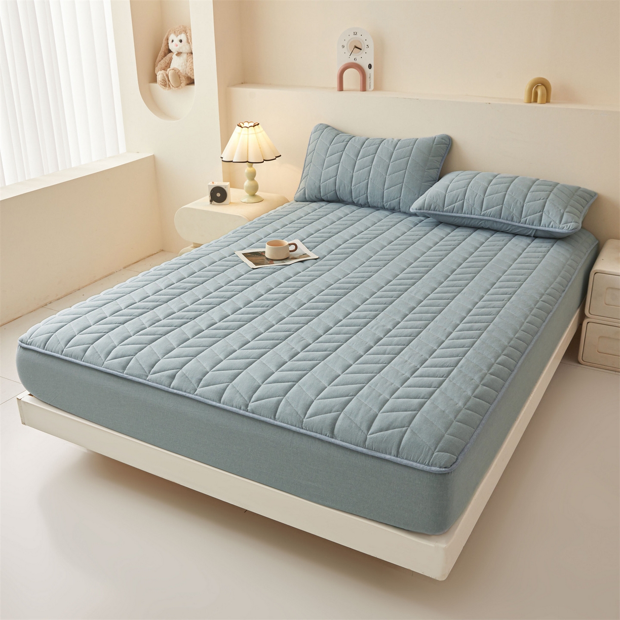 91家纺网 家纺一手货源 找家纺 优眠坊 2025新品全棉色织水洗棉纯棉夹棉抗菌绗缝床笠-幻格系列 幻格-雾霾蓝