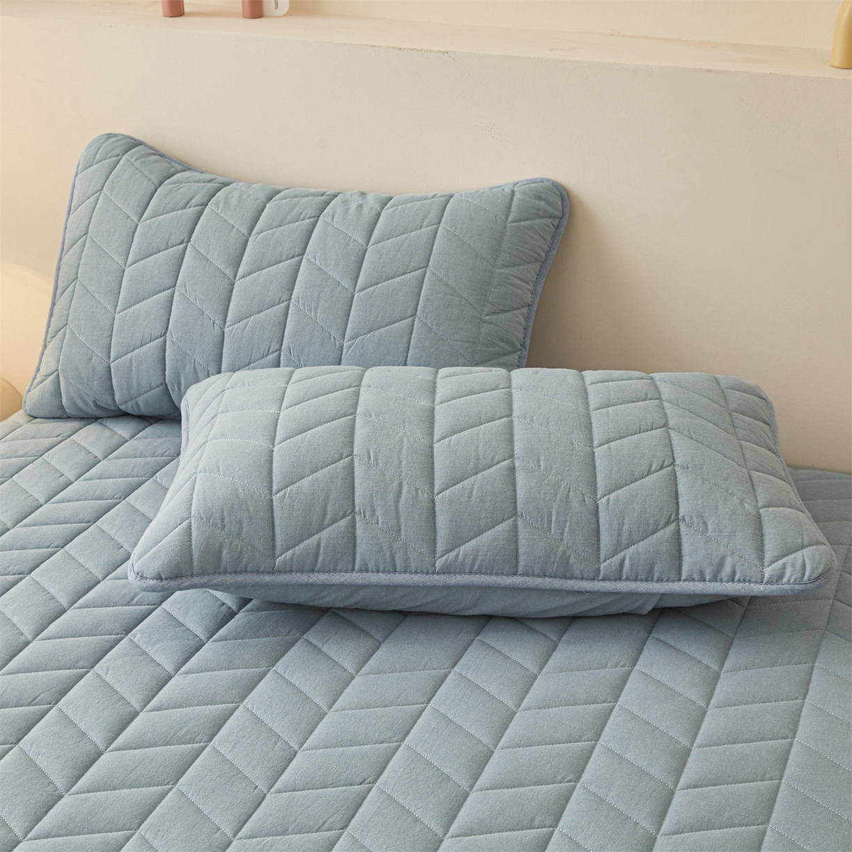 91家纺网 家纺一手货源 找家纺 优眠坊 2025新品全棉色织水洗棉纯棉夹棉抗菌绗缝床笠-幻格系列 幻格-雾霾蓝