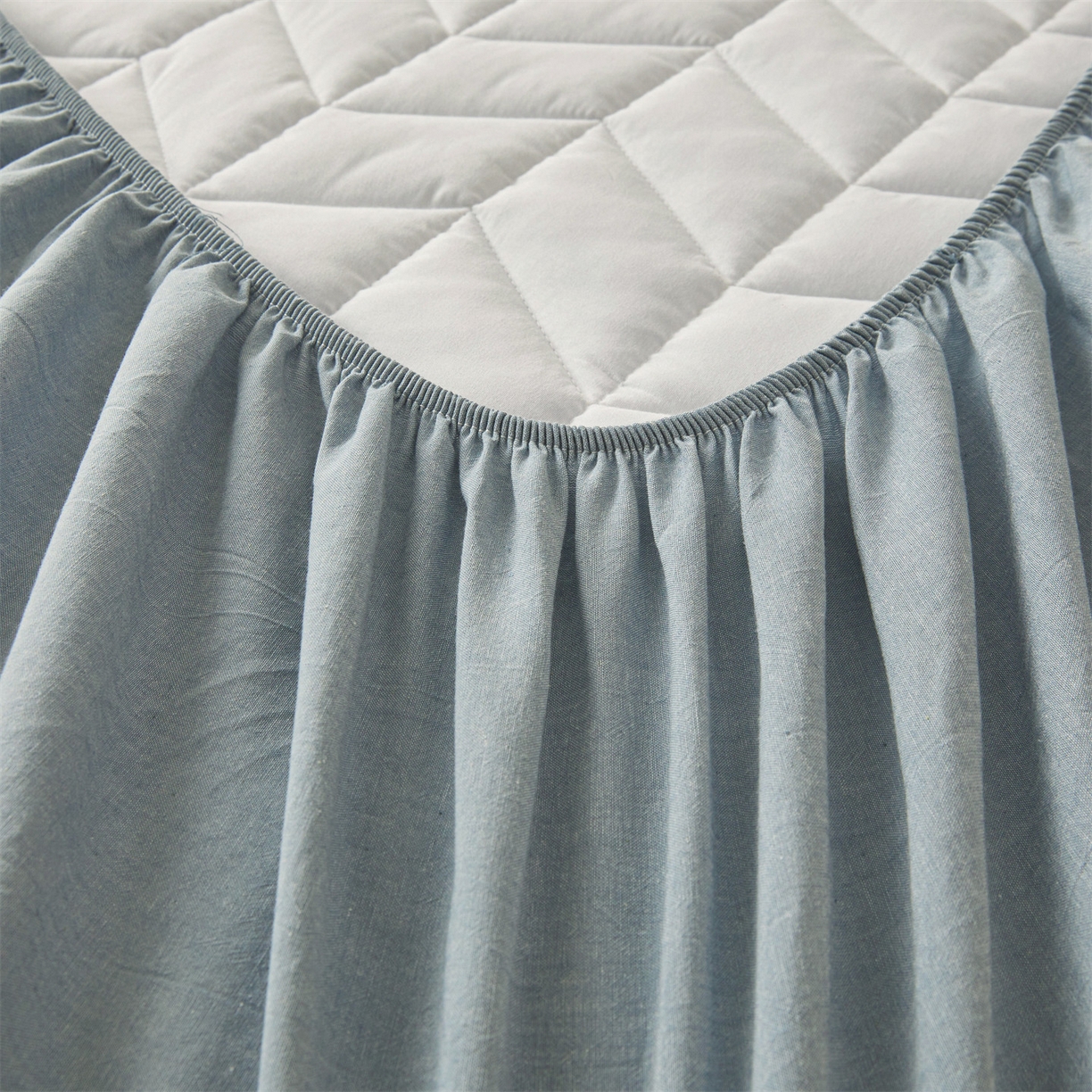 91家纺网 家纺一手货源 找家纺 优眠坊 2025新品全棉色织水洗棉纯棉夹棉抗菌绗缝床笠-幻格系列 幻格-雾霾蓝