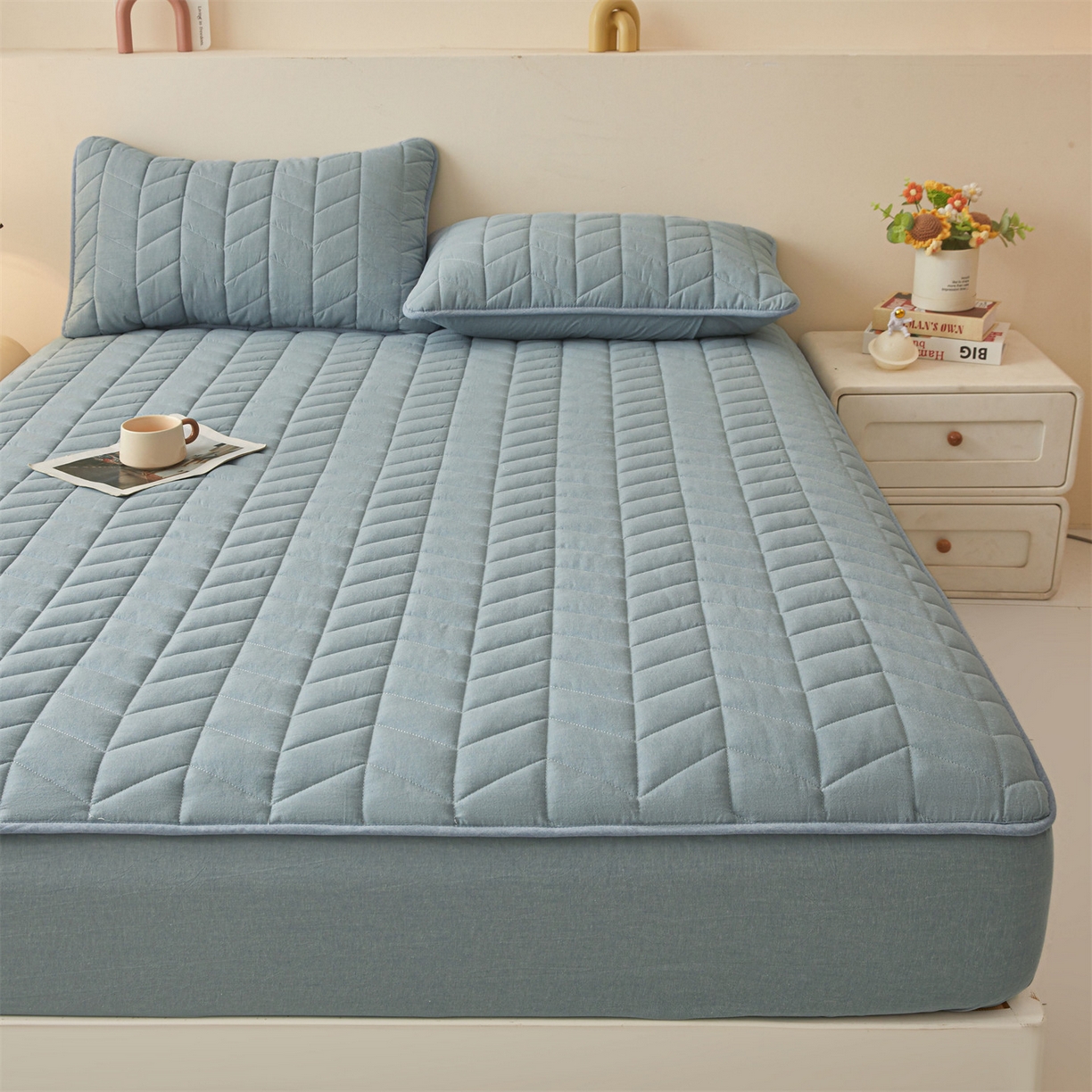 91家纺网 家纺一手货源 找家纺 优眠坊 2025新品全棉色织水洗棉纯棉夹棉抗菌绗缝床笠-幻格系列 幻格-雾霾蓝