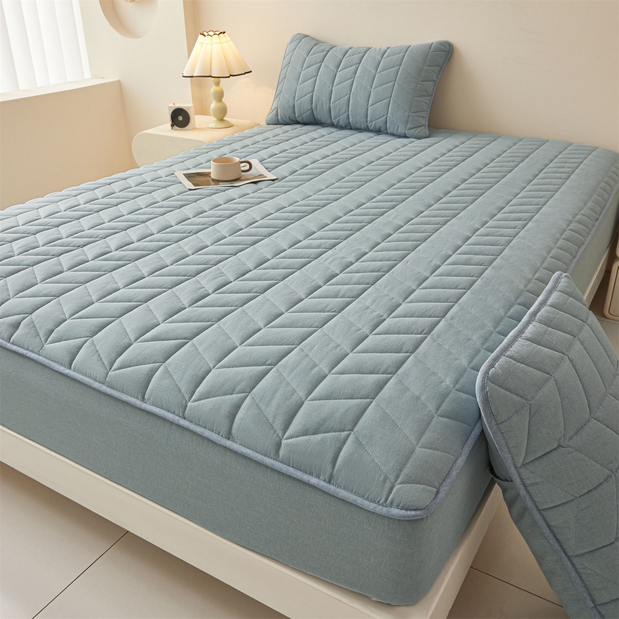 91家纺网 家纺一手货源 找家纺 优眠坊 2025新品全棉色织水洗棉纯棉夹棉抗菌绗缝床笠-幻格系列 幻格-雾霾蓝