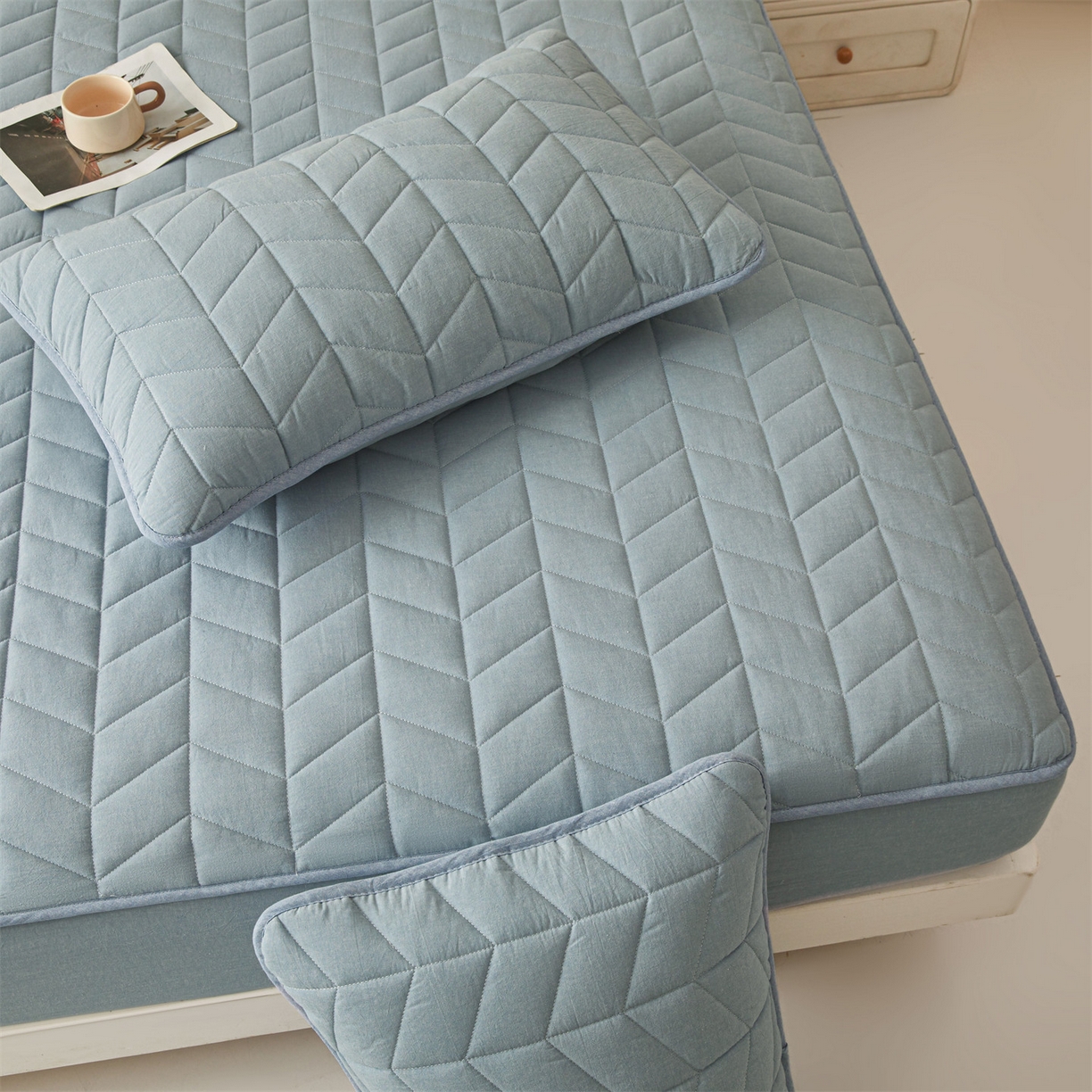 91家纺网 家纺一手货源 找家纺 优眠坊 2025新品全棉色织水洗棉纯棉夹棉抗菌绗缝床笠-幻格系列 幻格-雾霾蓝