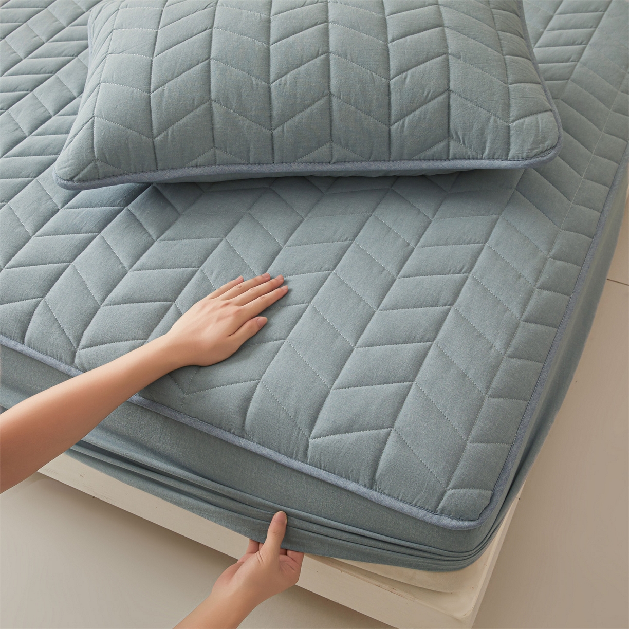 91家纺网 家纺一手货源 找家纺 优眠坊 2025新品全棉色织水洗棉纯棉夹棉抗菌绗缝床笠-幻格系列 幻格-雾霾蓝