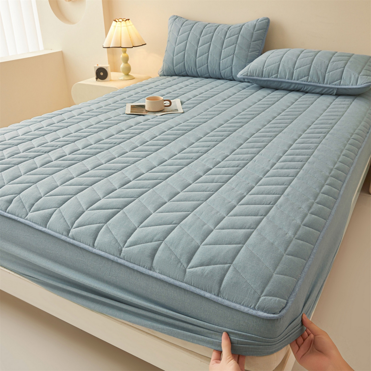 91家纺网 家纺一手货源 找家纺 优眠坊 2025新品全棉色织水洗棉纯棉夹棉抗菌绗缝床笠-幻格系列 幻格-雾霾蓝