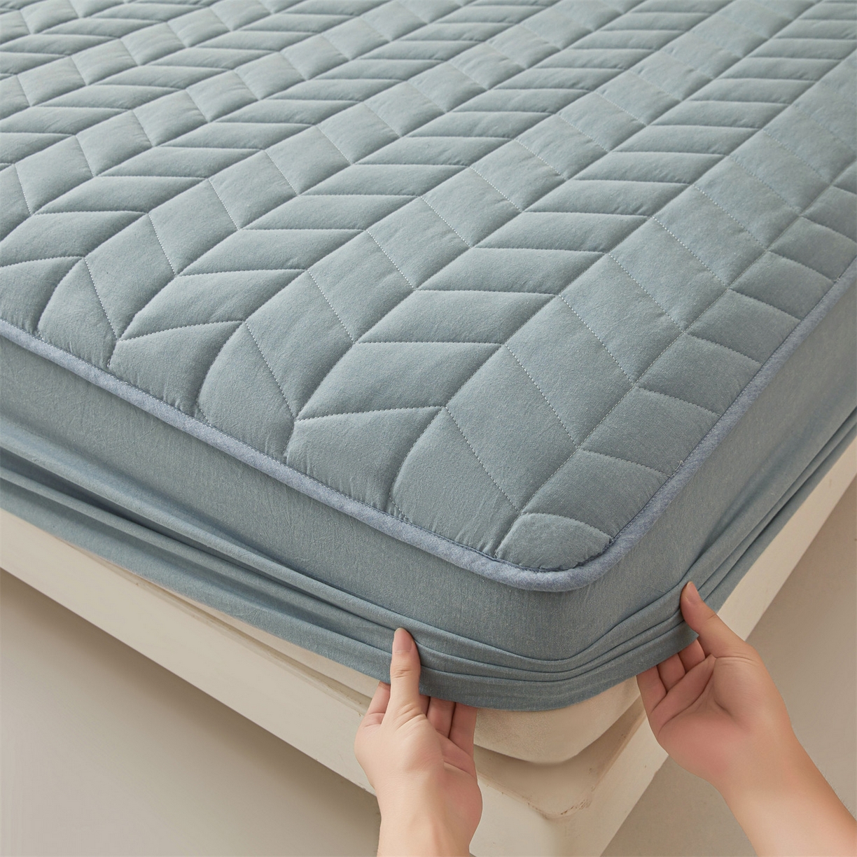 91家纺网 家纺一手货源 找家纺 优眠坊 2025新品全棉色织水洗棉纯棉夹棉抗菌绗缝床笠-幻格系列 幻格-雾霾蓝