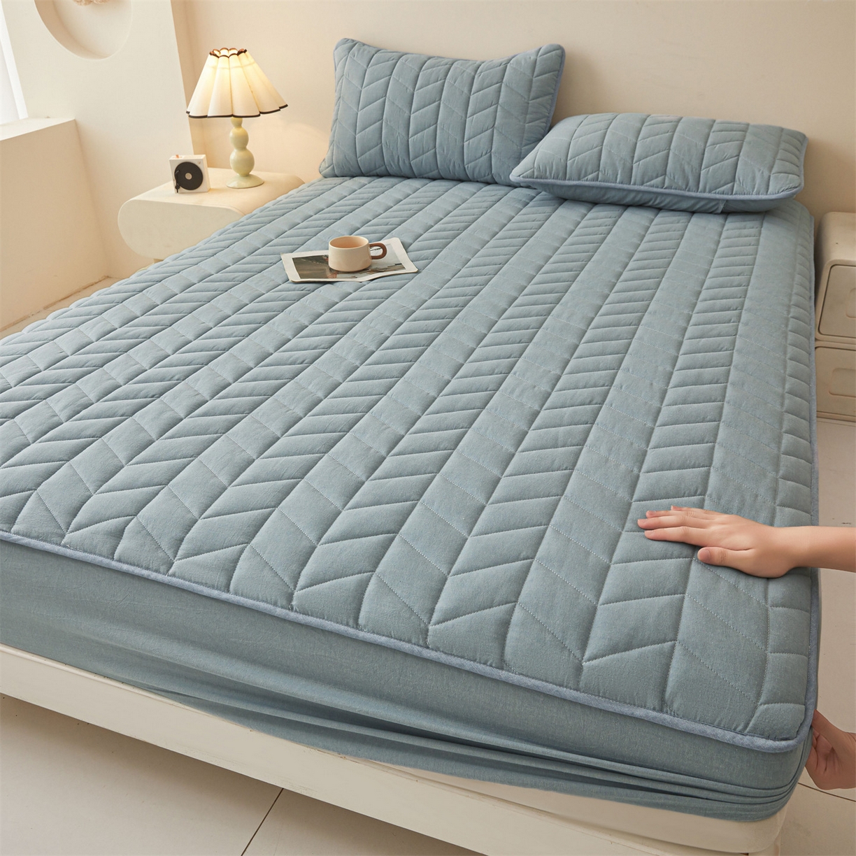 91家纺网 家纺一手货源 找家纺 优眠坊 2025新品全棉色织水洗棉纯棉夹棉抗菌绗缝床笠-幻格系列 幻格-雾霾蓝