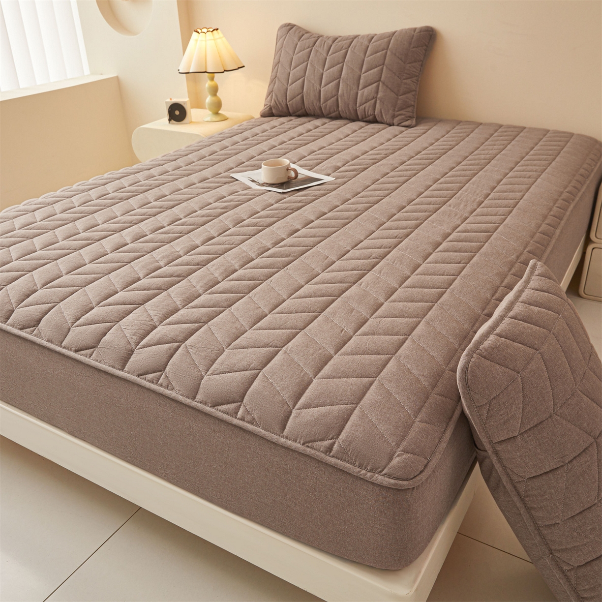 91家纺网 家纺一手货源 找家纺 优眠坊 2025新品全棉色织水洗棉纯棉夹棉抗菌绗缝床笠-幻格系列 幻格-棕褐