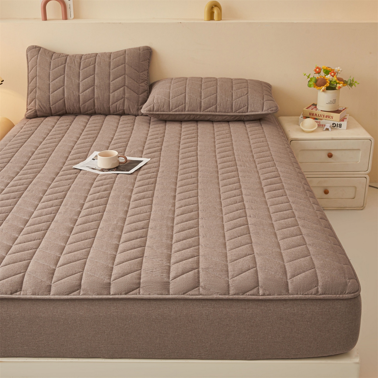 91家纺网 家纺一手货源 找家纺 优眠坊 2025新品全棉色织水洗棉纯棉夹棉抗菌绗缝床笠-幻格系列 幻格-棕褐