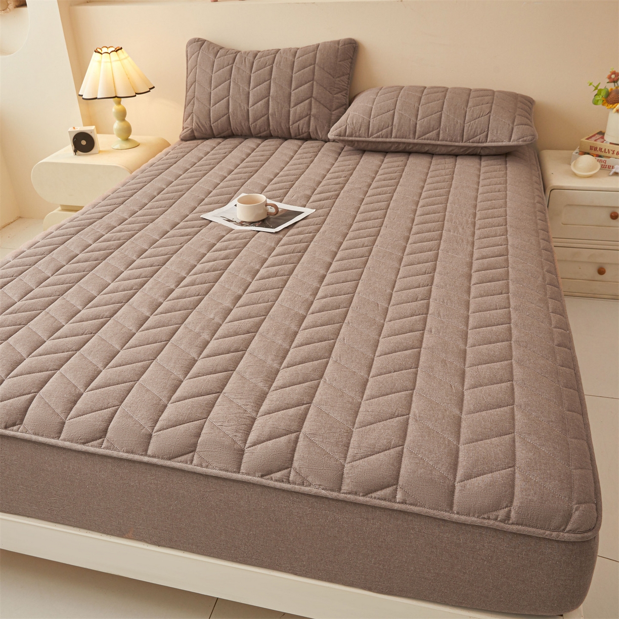 91家纺网 家纺一手货源 找家纺 优眠坊 2025新品全棉色织水洗棉纯棉夹棉抗菌绗缝床笠-幻格系列 幻格-棕褐