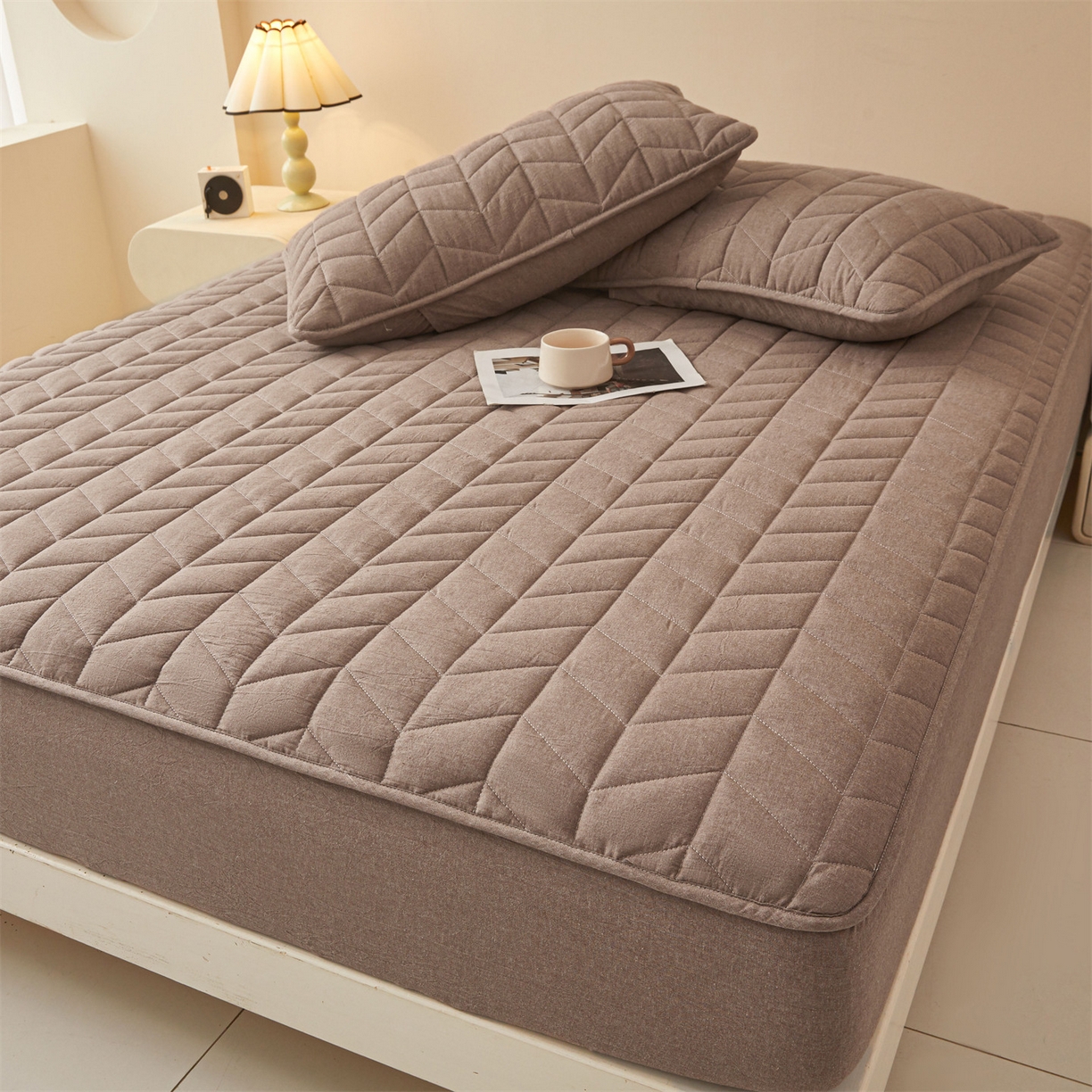 91家纺网 家纺一手货源 找家纺 优眠坊 2025新品全棉色织水洗棉纯棉夹棉抗菌绗缝床笠-幻格系列 幻格-棕褐