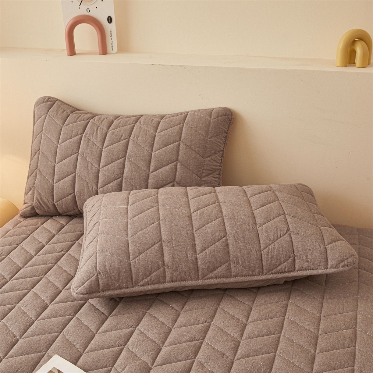 91家纺网 家纺一手货源 找家纺 优眠坊 2025新品全棉色织水洗棉纯棉夹棉抗菌绗缝床笠-幻格系列 幻格-棕褐