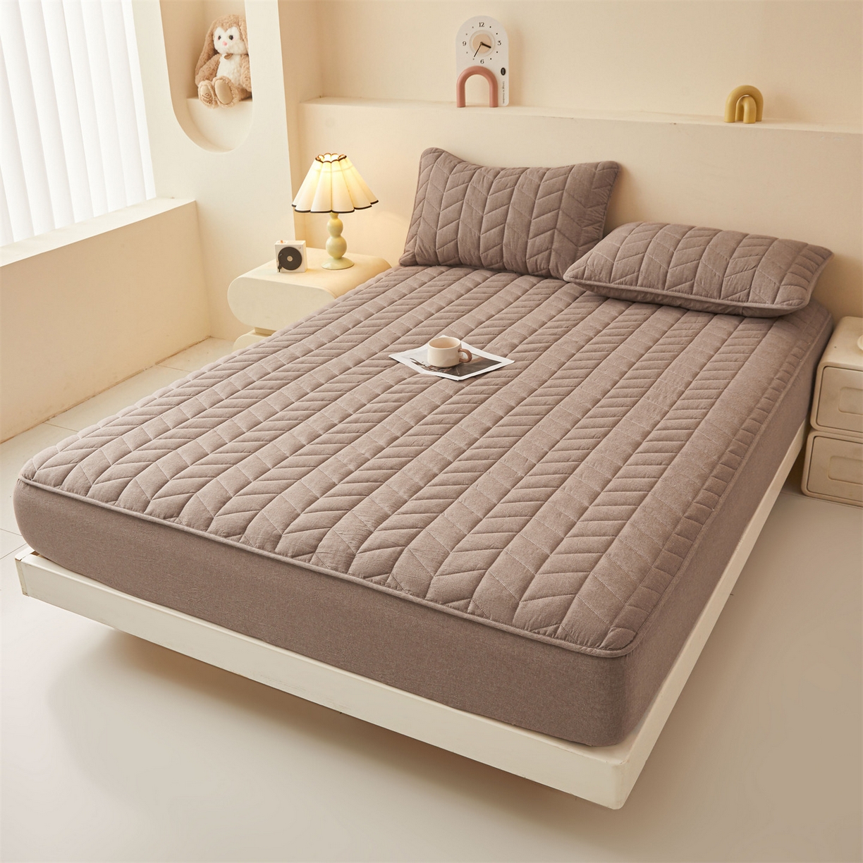 91家纺网 家纺一手货源 找家纺 优眠坊 2025新品全棉色织水洗棉纯棉夹棉抗菌绗缝床笠-幻格系列 幻格-棕褐