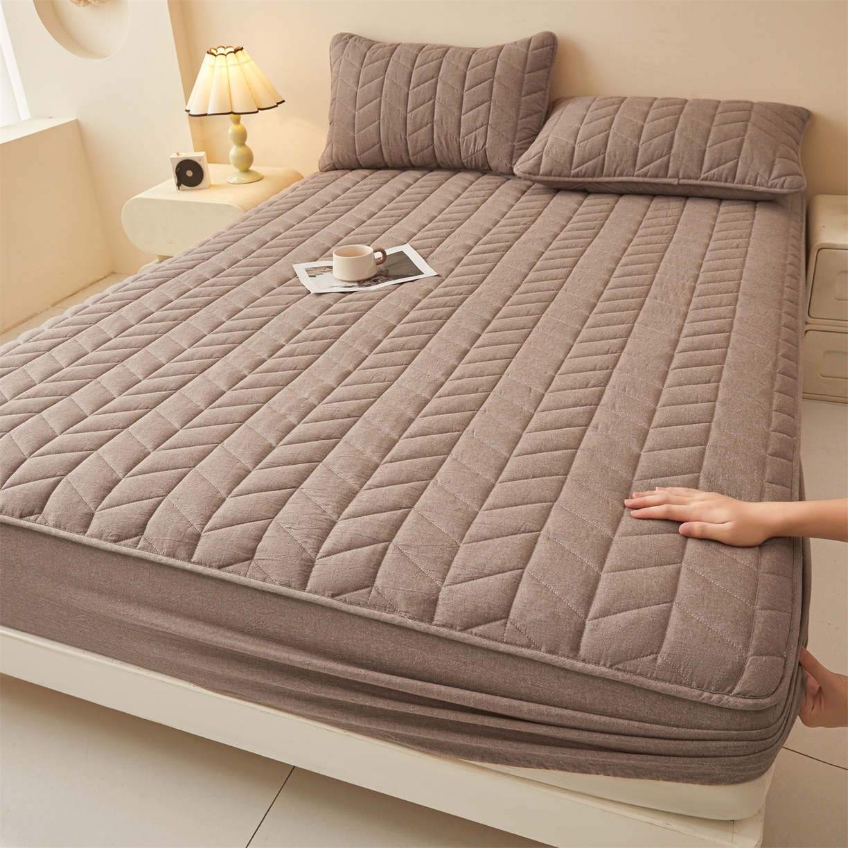 91家纺网 家纺一手货源 找家纺 优眠坊 2025新品全棉色织水洗棉纯棉夹棉抗菌绗缝床笠-幻格系列 幻格-棕褐