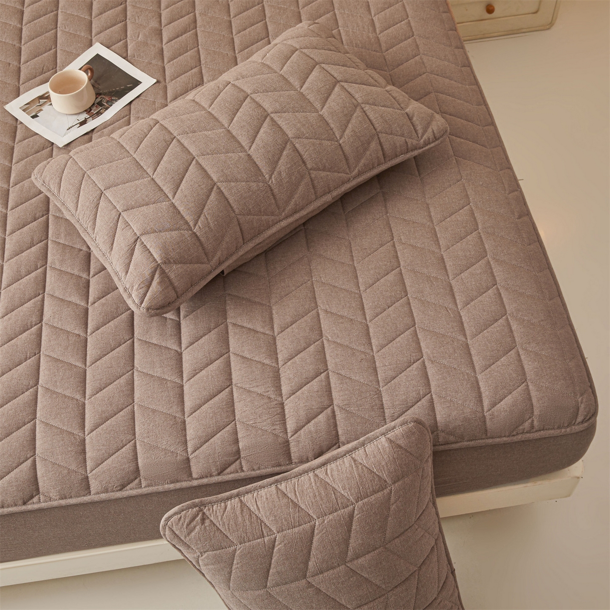 91家纺网 家纺一手货源 找家纺 优眠坊 2025新品全棉色织水洗棉纯棉夹棉抗菌绗缝床笠-幻格系列 幻格-棕褐