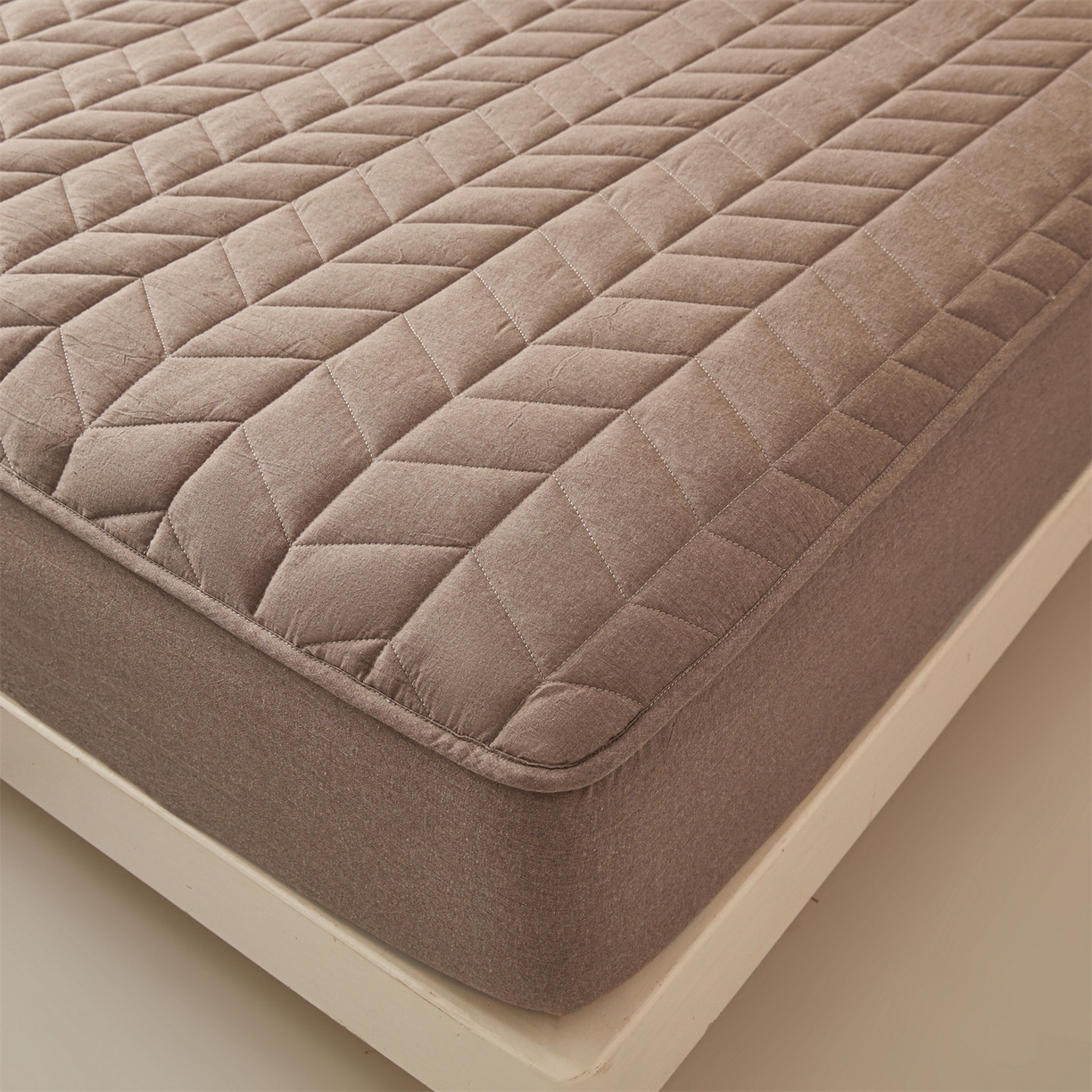 91家纺网 家纺一手货源 找家纺 优眠坊 2025新品全棉色织水洗棉纯棉夹棉抗菌绗缝床笠-幻格系列 幻格-棕褐