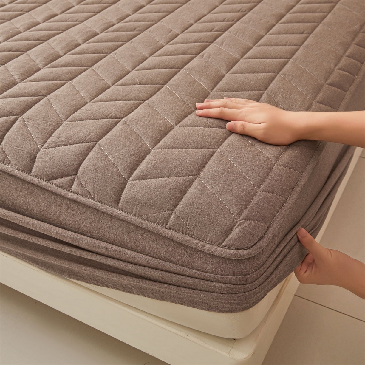 91家纺网 家纺一手货源 找家纺 优眠坊 2025新品全棉色织水洗棉纯棉夹棉抗菌绗缝床笠-幻格系列 幻格-棕褐