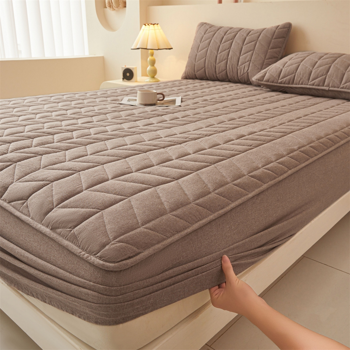 91家纺网 家纺一手货源 找家纺 优眠坊 2025新品全棉色织水洗棉纯棉夹棉抗菌绗缝床笠-幻格系列 幻格-棕褐