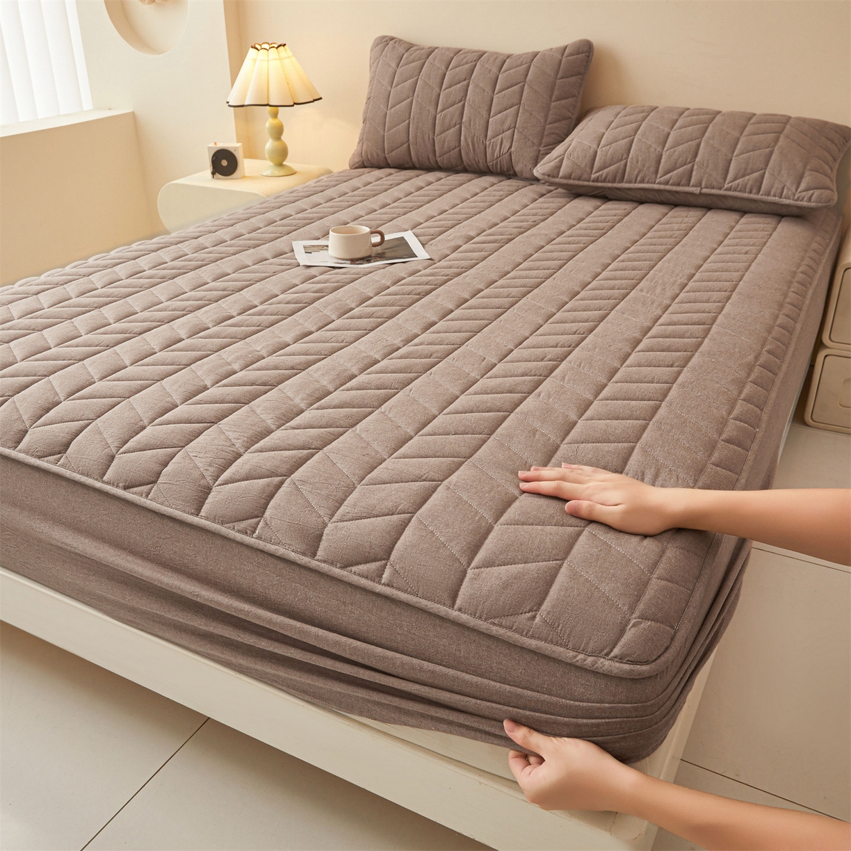 91家纺网 家纺一手货源 找家纺 优眠坊 2025新品全棉色织水洗棉纯棉夹棉抗菌绗缝床笠-幻格系列 幻格-棕褐