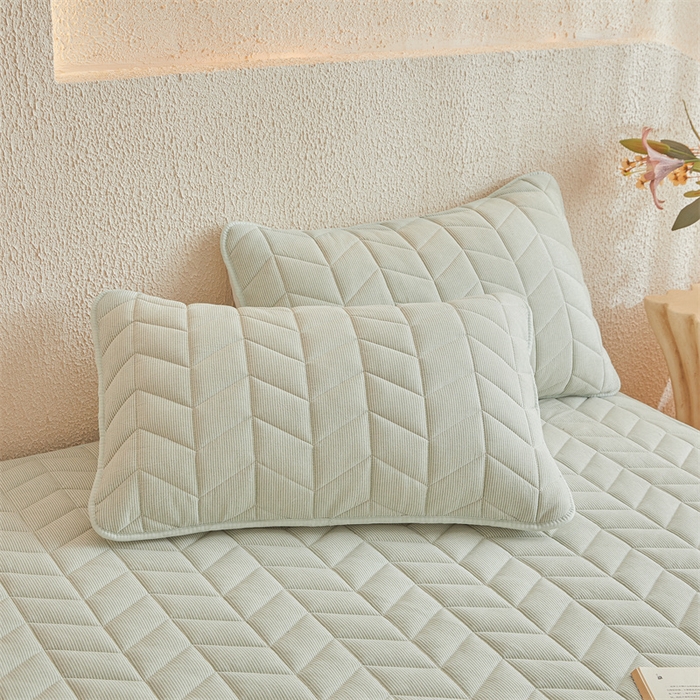 91家纺网 家纺一手货源 找家纺 优眠坊 2025新品全棉色织水洗棉纯棉夹棉抗菌绗缝床笠-幻格系列 条纹-清新绿