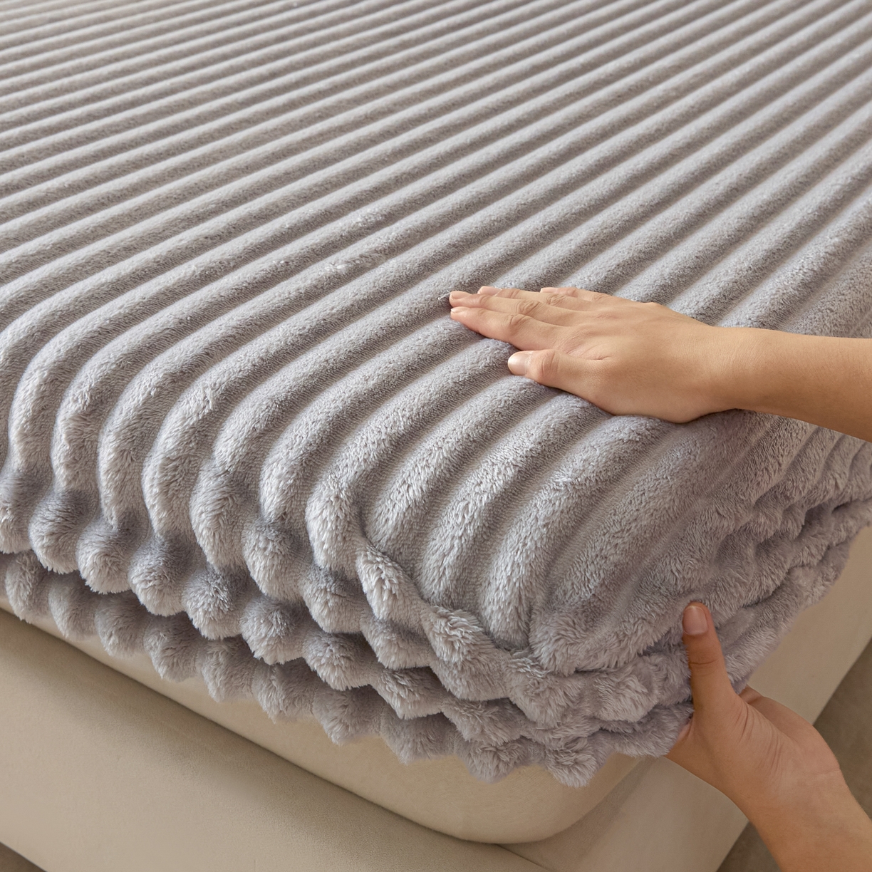 91家纺网 家纺一手货源 找家纺 酱子 2025新款兔毛绒大抽条床笠单品床笠床笠单件 抽条-床笠浅灰