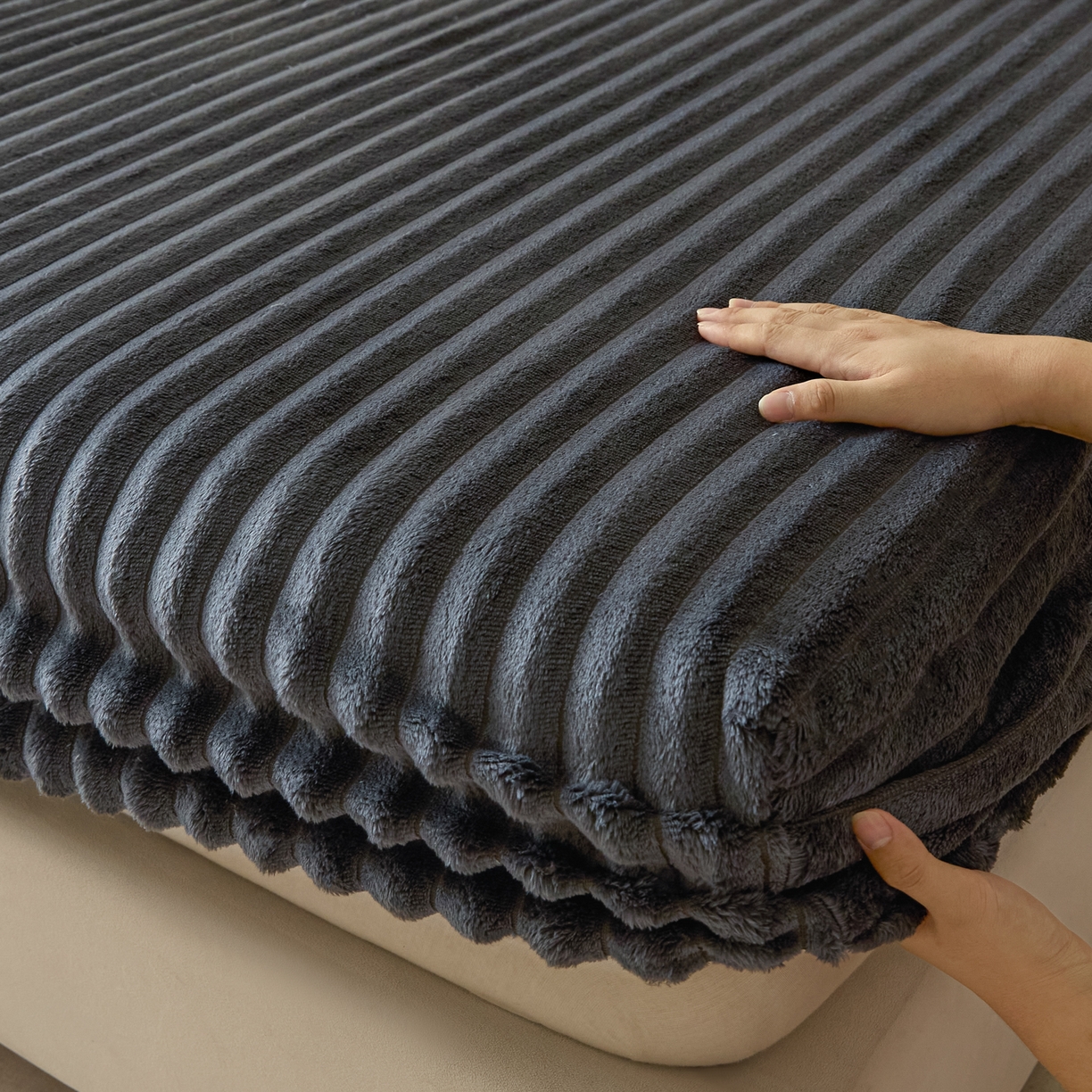 91家纺网 家纺一手货源 找家纺 酱子 2025新款兔毛绒大抽条床笠单品床笠床笠单件 抽条-床笠深灰