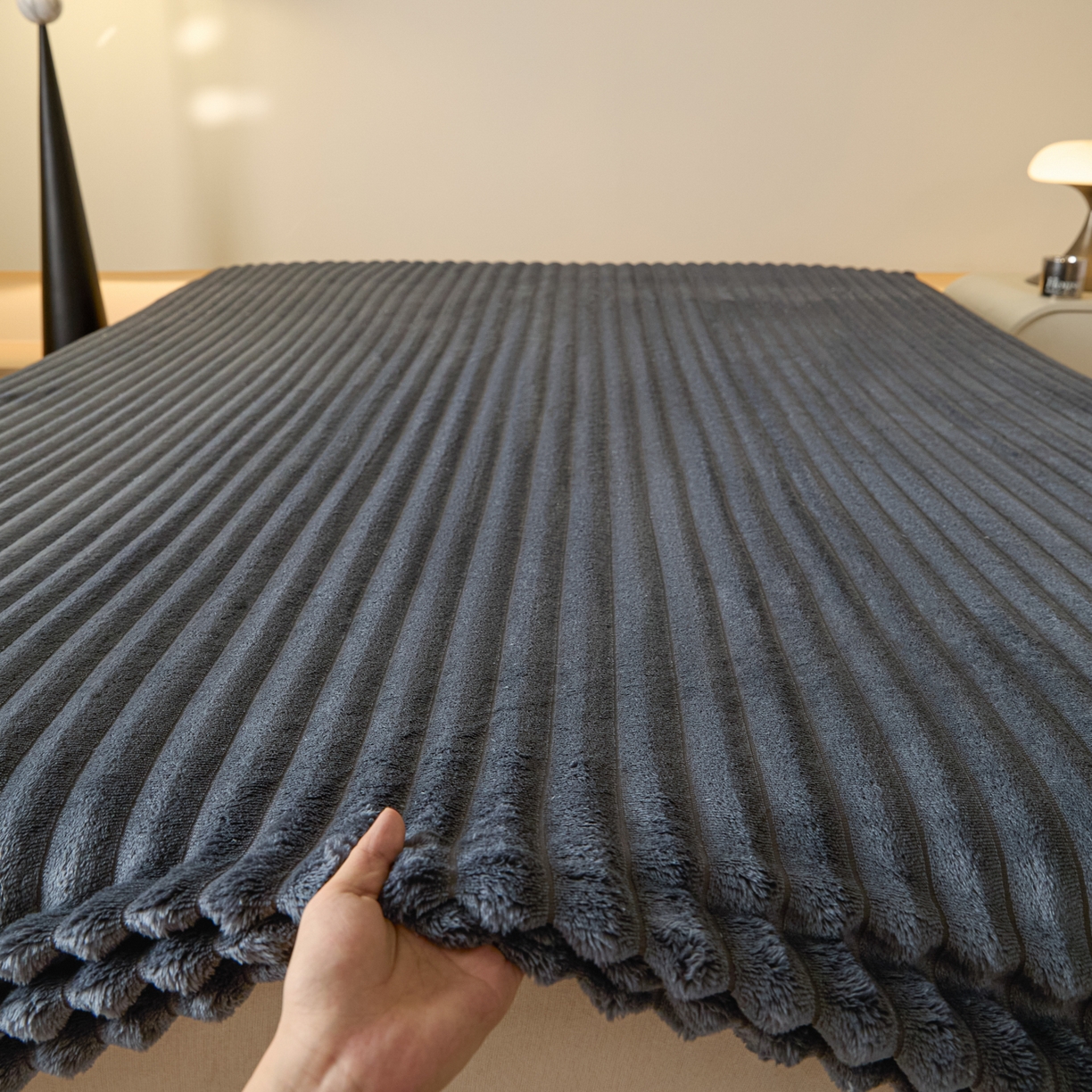 91家纺网 家纺一手货源 找家纺 酱子 2025新款兔毛绒大抽条床笠单品床笠床笠单件 抽条-床笠深灰