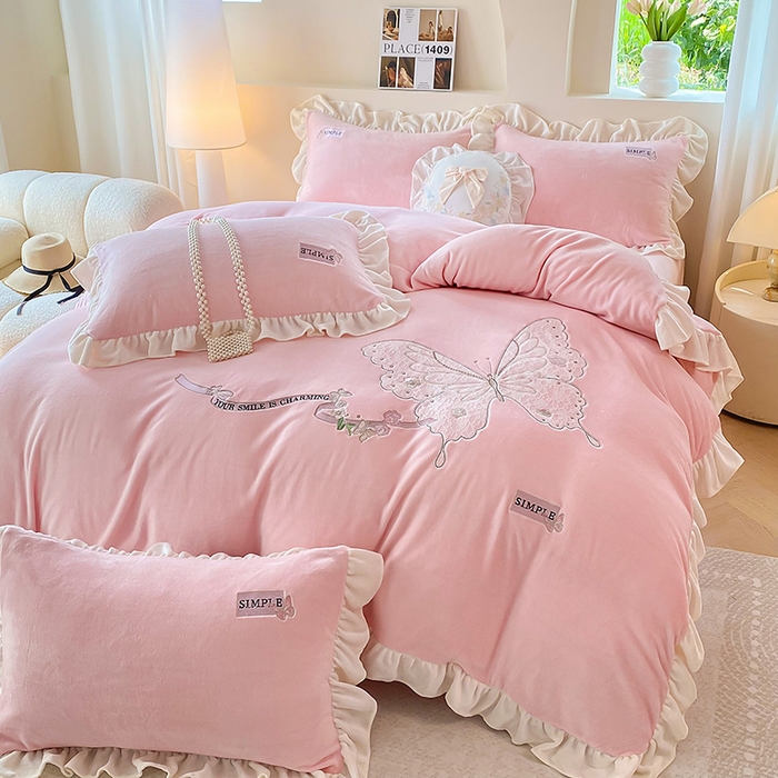 91家纺网 家纺一手货源 找家纺 （总）卢赛尔 2025新款高克重全消光牛奶绒蕾丝刺绣韩版花边四件套-蝶恋花（带无纺布包装）