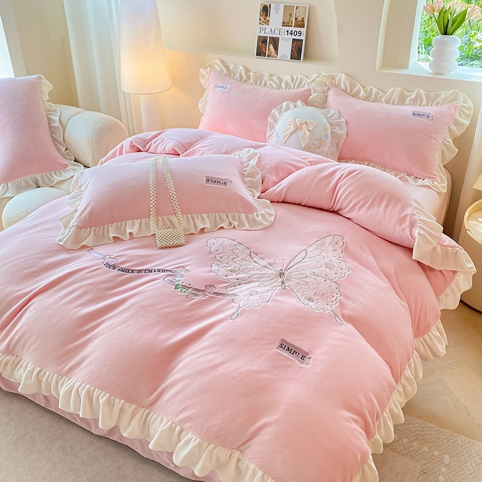 91家纺网 家纺一手货源 找家纺 （总）卢赛尔 2025新款高克重全消光牛奶绒蕾丝刺绣韩版花边四件套-蝶恋花（带无纺布包装）