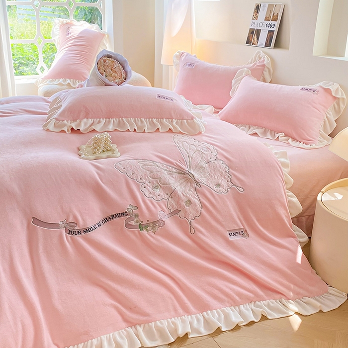 91家纺网 家纺一手货源 找家纺 （总）卢赛尔 2025新款高克重全消光牛奶绒蕾丝刺绣韩版花边四件套-蝶恋花（带无纺布包装）