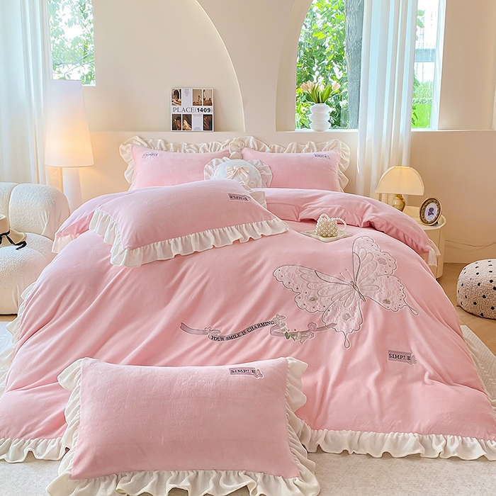 91家纺网 家纺一手货源 找家纺 卢赛尔 2025新款高克重全消光牛奶绒蕾丝刺绣韩版花边四件套-蝶恋花（带无纺布包装） 淡雅粉