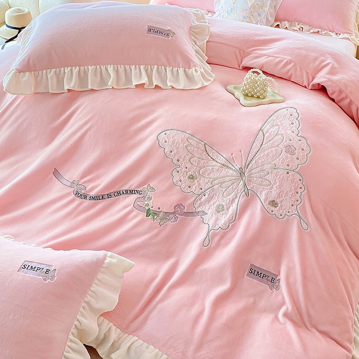 91家纺网 家纺一手货源 找家纺 卢赛尔 2025新款高克重全消光牛奶绒蕾丝刺绣韩版花边四件套-蝶恋花（带无纺布包装） 淡雅粉