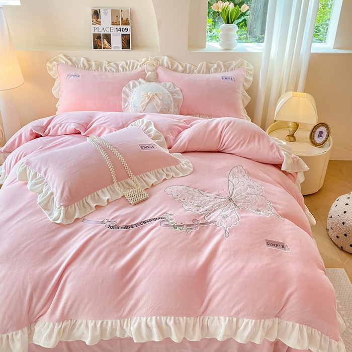 91家纺网 家纺一手货源 找家纺 卢赛尔 2025新款高克重全消光牛奶绒蕾丝刺绣韩版花边四件套-蝶恋花（带无纺布包装） 淡雅粉