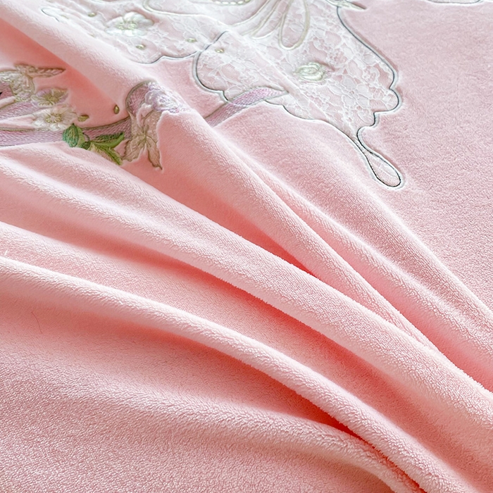 91家纺网 家纺一手货源 找家纺 卢赛尔 2025新款高克重全消光牛奶绒蕾丝刺绣韩版花边四件套-蝶恋花（带无纺布包装） 淡雅粉
